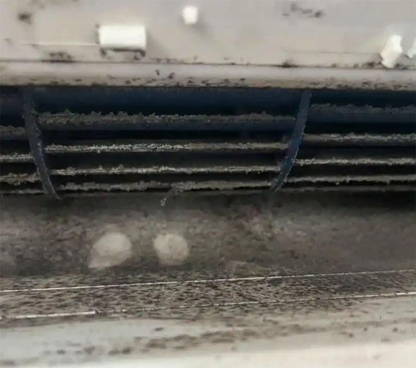 红安空调吹的风有股烧焦味是怎么回事